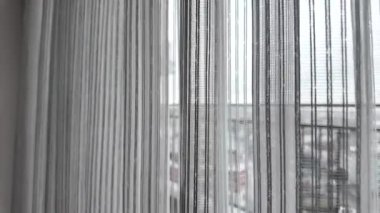 Güneş ışığı konforlu yaşam alanını doldururken perdeler yavaşça sallanıyor..