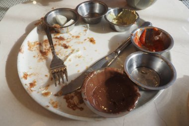 Boş konteynırlar arkadaşlarıyla yemekten zevk alan bir yemeğin kalıntılarını gösterir.