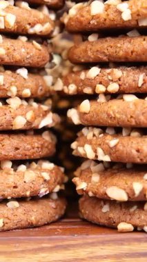 Çerezli kurabiyeler ahşap bir tahtaya dikkatlice istiflenir..