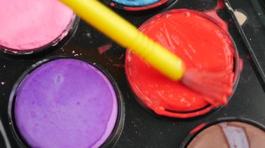 Parlak boya renkleri karıştırılır ve sanatta yaratıcı kullanım için hazırlanır.