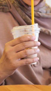 Bir insan soğuk bir içeceği sakin bir ortamda tutarken rahatlar..