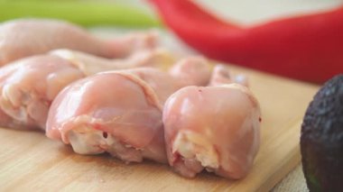 Taze tavuk doğramak ve canlı sebzeler hazırlamak.