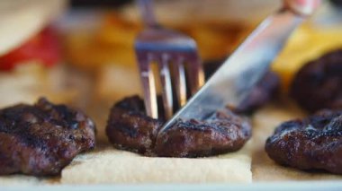 Çatal ve Bıçakla Kofta 'nın yakın çekimi