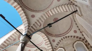 Tarihi bir cami içindeki karmaşık tasarım ve desenlere hayranım..