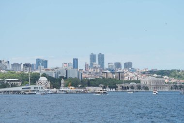 İstanbul 'da ufuk çizgisi olan tekneler denize saçıldı.