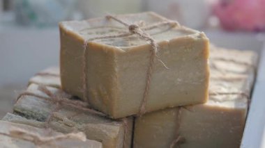 Esnaf canlı bir pazarda özenle doğal sabun kalıpları yaratıyor..