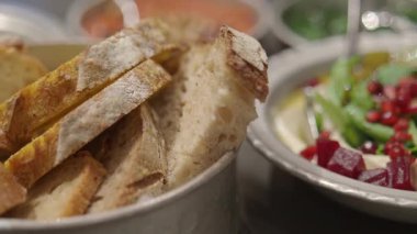 Ekmek ve renkli salata masaya yerleştirildi..