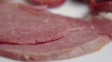 Dilimlenmiş eti yakından çek. Tadına varmaya hazır..