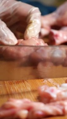 Kolay yemek ve yemek hazırlamak için tavuk göğsü dilimlemeyi öğren..