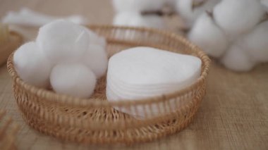 Pamuk pedleri cilt bakımı için bir sepete yerleştirildi..