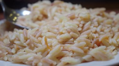 Kolay malzemeler ve adımlarla lezzetli orzo makarna yapmayı öğren..