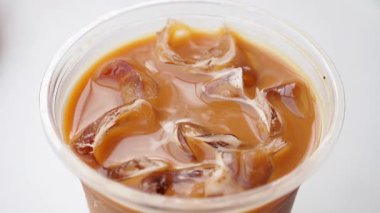 Sıcak bir öğleden sonra lezzetli bir fincan buzlu kahveyle rahatla..