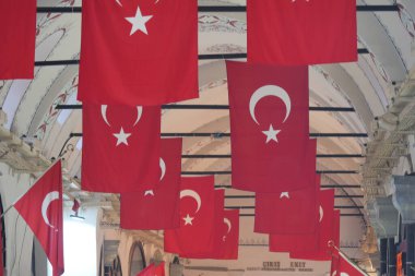 Kızıl Türk bayrakları eski bir yapının tavanını süslüyor.