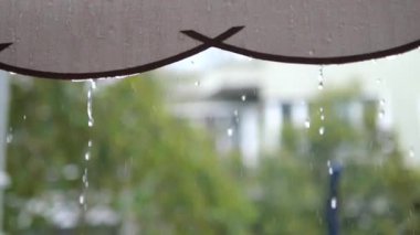 Yumuşak yağmur damlaları pencerenin dışında huzurlu bir atmosfer yaratır..