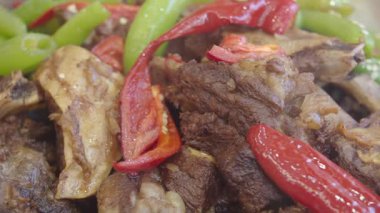 Lezzetli bir et yemeğinin tadını çıkarın. Taze biber ve baharatla pişirilir..
