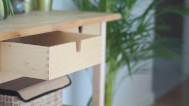 Mobilyanız için basit bir tahta çekmece yapmayı öğrenin..