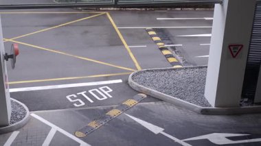 Açık işaretler araçların bu park yerinde durması gerektiğini gösteriyor..