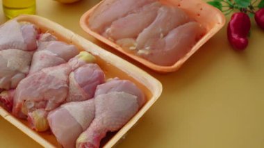 Taze tavuk parçaları yemek için bir masaya dizilmiştir..