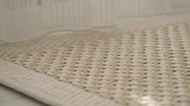 Esnaf geleneksel dokuma tekniklerini kullanarak güzel bir el yapımı halı yapar..