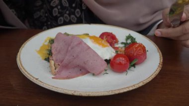 Yumurta ve taze malzemelerle nefis bir kahvaltı..