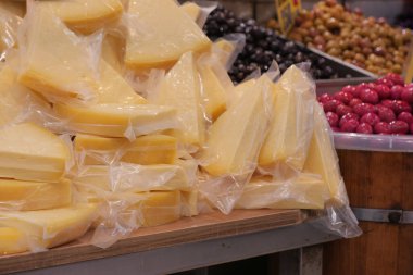 Peynir kalıpları düzgünce paketlenir ve bir pazar yerinde sergilenir..