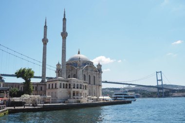 Ortakoy Camii, Boğaz Köprüsü 'nün arkasındayken suyun kenarında duruyor..