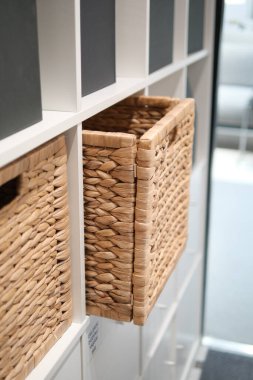 Örülmüş depolama sepetleri şık bir raf ünitesinde görülebilir..