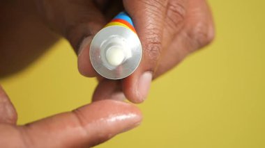 Bu cilt bakımı için nasıl sakinleştirici krem uygulanacağını gösteriyor..