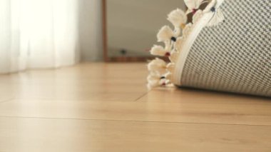 Güzel bir oda yumuşak bir halıyı kısmen ahşap bir zeminde serer..