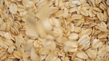 Besleyici bir başlangıç için yulaf ezmesini çabucak hazırlamayı öğren..