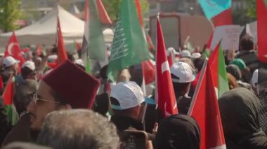 Filistin 'de düzenlenen mitingde destekçiler bayrak ve pankart taşıyor.