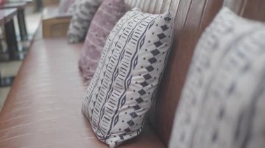 Çağdaş bir salonda renkli yastıklar rahat bir kanepe gibi dizilir..