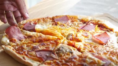 Taze malzemeler ve kolay yöntemlerle lezzetli bir pizza yap..