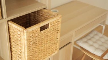 Çalışma alanınızı şık bir depolama sepetiyle nasıl geliştireceğinizi keşfedin.