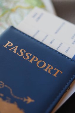 Pasaport ve biniş kartı bir araya getirildi, yolculuk için hazır..