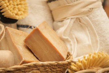 Yumuşak havlular, el yapımı sabunlar ve fırçalar sepette sergilenir..