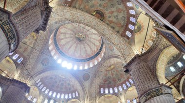 Ziyaretçiler Türkiye 'deki tarihi bir cami içindeki çarpıcı mimariye hayran kaldılar.