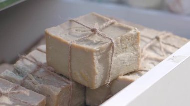Bir grup, basit malzemelerle nasıl doğal sabun yapılacağını gösteriyor..