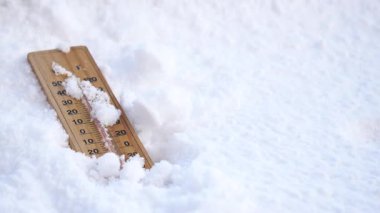 Kar zemini kaplarken, termometre düşük sıcaklık gösteriyor..