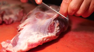 Yetenekli eller temizler ve sabahın erken saatlerinde markette et hazırlar..