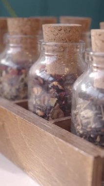 Tahta tutacaktaki kavanozlarda kuru çay. .