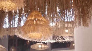 Zarif bir iç mekanda tavandan sarkan büyüleyici saman lambaları.