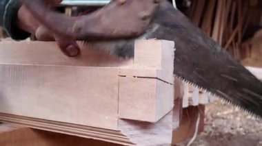 Yetenekli işçiler bir atölyede kesin eklemler keserler..