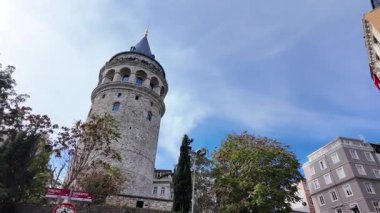 İstanbul 'daki açık gökyüzü altındaki Galata Kulesine ziyaretçiler hayran.