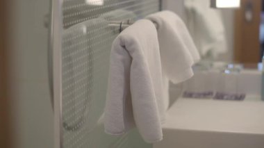 Yeni yıkanmış havlular şık bir banyoda güzelce sergilenir..