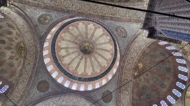 Karmaşık tasarımlara ve büyük bir kubbenin içindeki güzel detaylara dikkat edin..