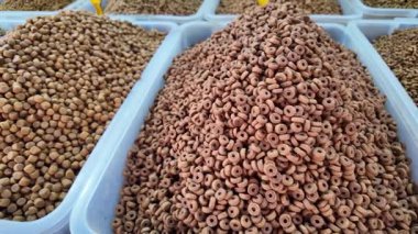 Yerel bir markette kedi mamasına yakın çekim.