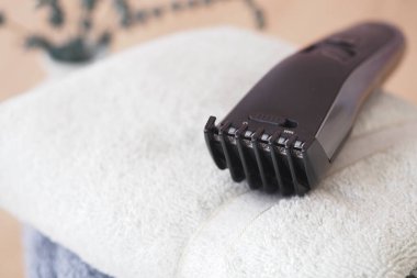 Sıcak bir ortamda yumuşak bir havlunun üzerine tımar aleti yerleştirilir..