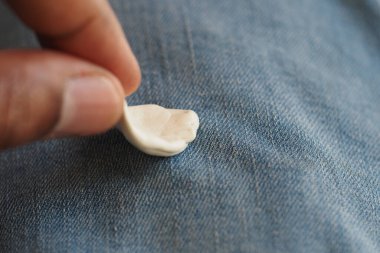 Yakın görünüm odaklı bir pantalondaki sakızı etkin bir şekilde kaldırır.