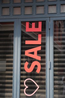 Mağaza penceresinde gösterilen büyük satış tabelası müşterileri içeri girmeye teşvik ediyor.